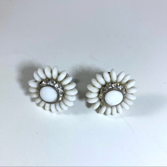 Stunning white beaded rhinestone flower earrings - Picture 6 of 6